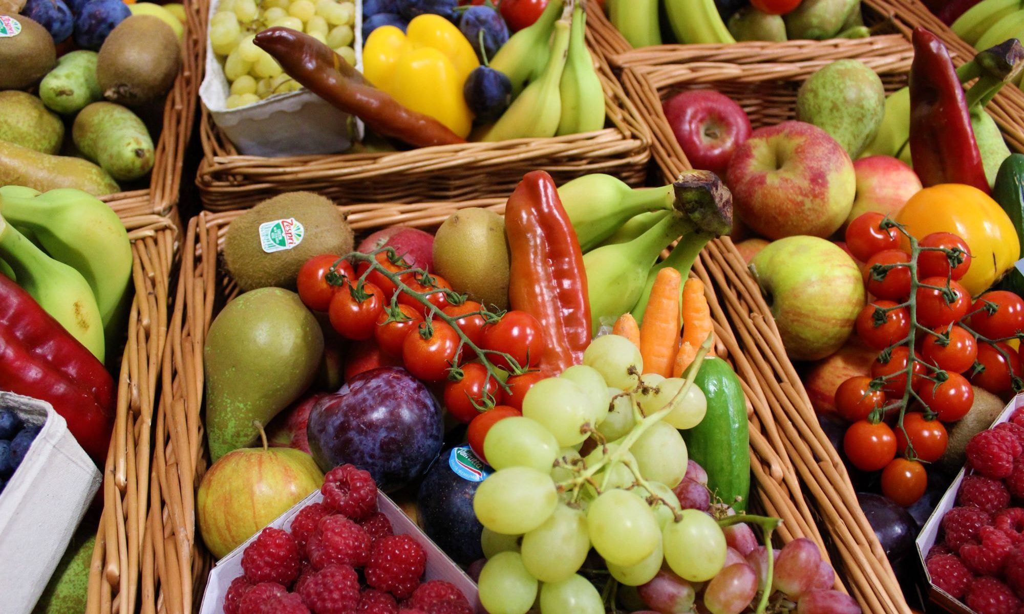Frisches Obst und Gemüse in Körben